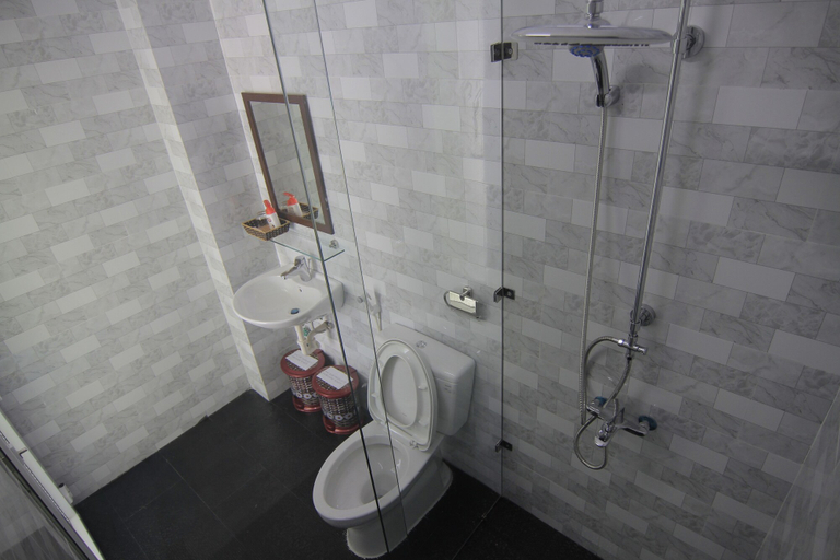 Bathroom 3, Chau Plus Homestay, Da Nang