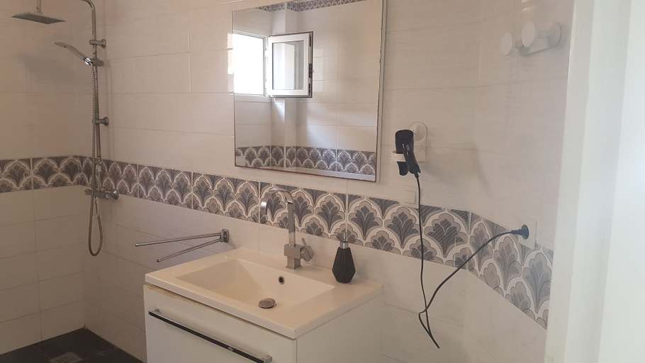 Bathroom, Dar Lebharr, Kelibia