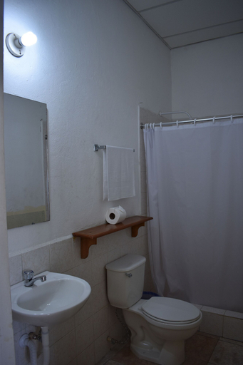 Bathroom 3, Hotel Patio Grande, Flores