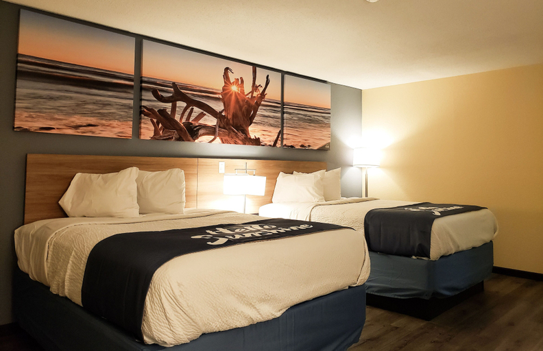 Bedroom 3, Days Inn & Suites by Wyndham Merrillville, Lake