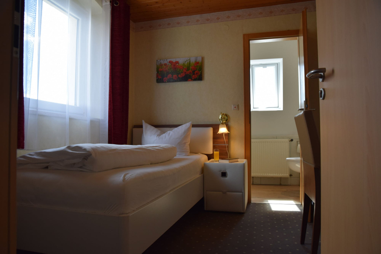 Bedroom 5, Hotel-Restaurant Steigerwaldhaus, Neustadt an der Aisch-Bad Windsheim