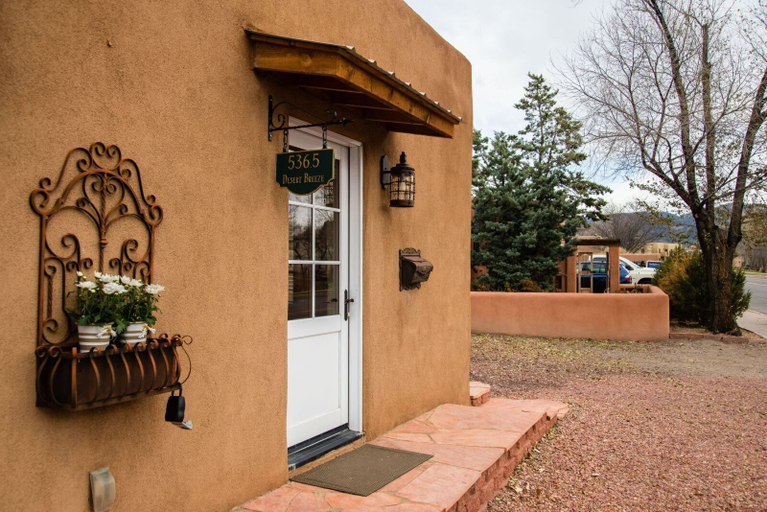 Exterior & Views 2, Desert Breeze - Delightful Railyard Adobe, Walk to The Plaza, Santa Fe