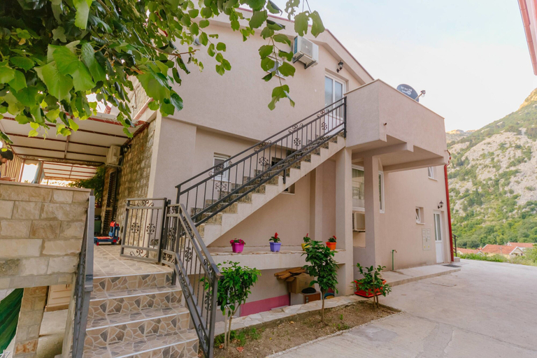 Exterior & Views 2, Paradise Bay Apartments