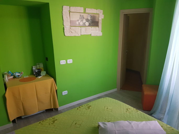 Bedroom 4, Thousand Colors, Napoli