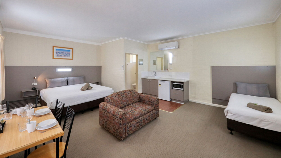 Bedroom 3, Bishops Lodge Narrandera, Narrandera