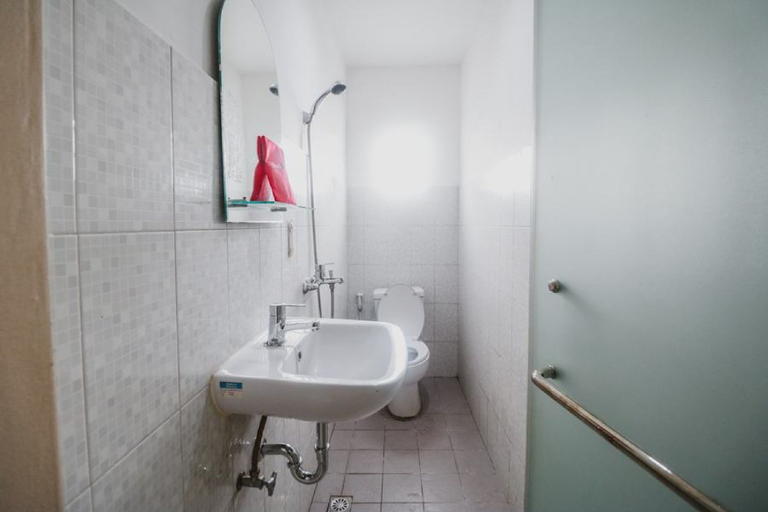 Bathroom 4, RedDoorz @ Pandu Raya Bogor, Bogor