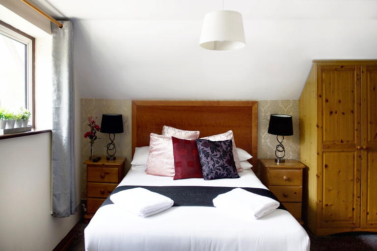 Bedroom 2, Little Foxes Hotel & Gatwick Airport Parking, West Sussex