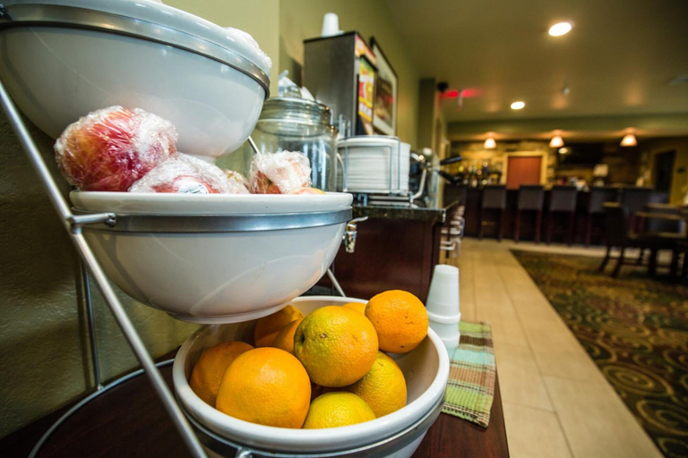 Food & Drinks 5, Cobblestone Inn & Suites - Winterset, IA, Madison