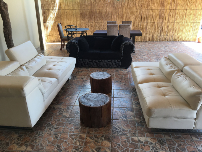 Others 4, Athoma Guest House, Ngamiland West