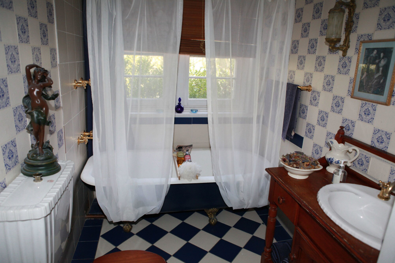 Bathroom, Le Petit Palais Villas, Wollondilly