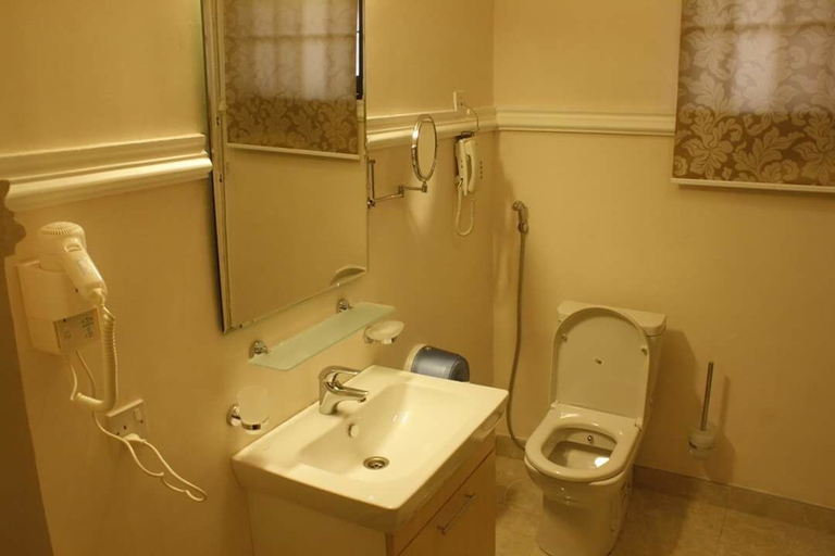 Bathroom, Lake Bosumtwi Hotel & Apartments, Accra