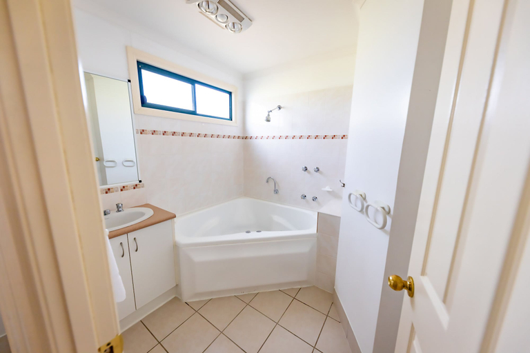 Bathroom 3, BIG4 Breeze Holiday Parks - Eildon, Murrindindi - East