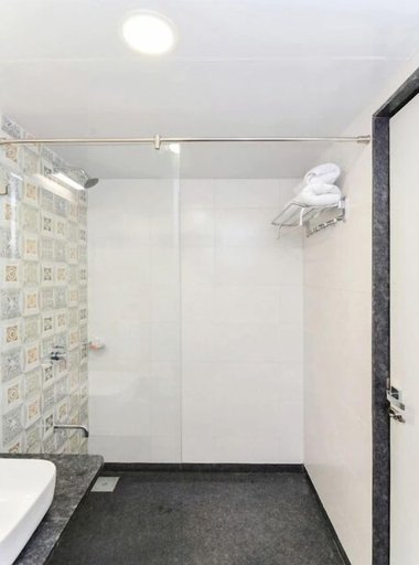 Bathroom 4, Cloud Mist Resort and Spa, Satara