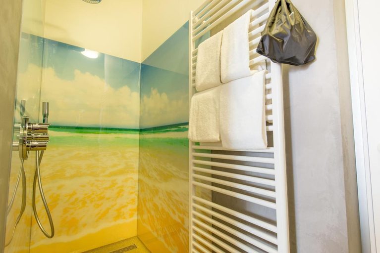 Bathroom 3, Boutique Hotel De Eilanden, Harlingen