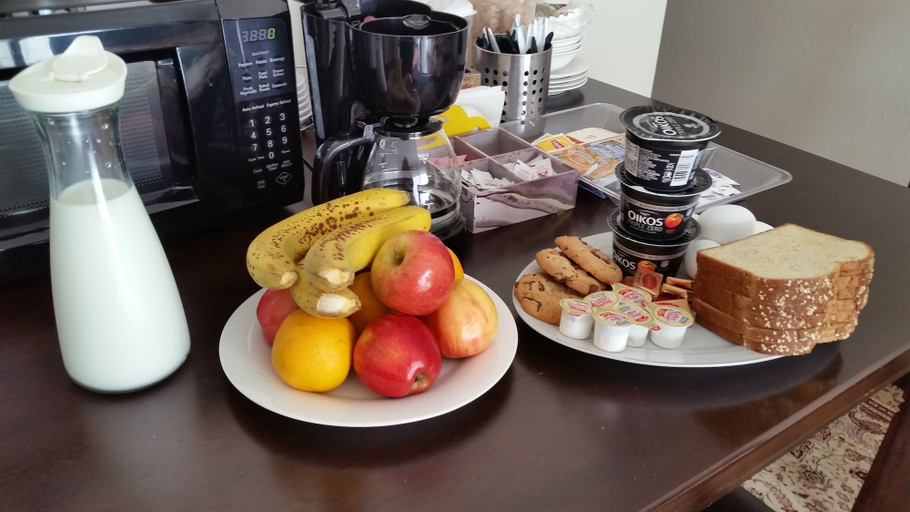 Food & Drinks, Bed and Breakfast, Yolo