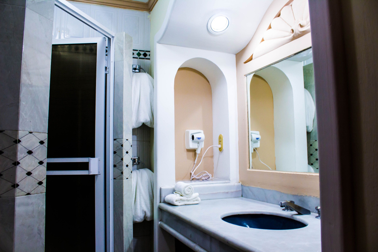 Bathroom 5, Hotel Sands Arenas, Mazatlán