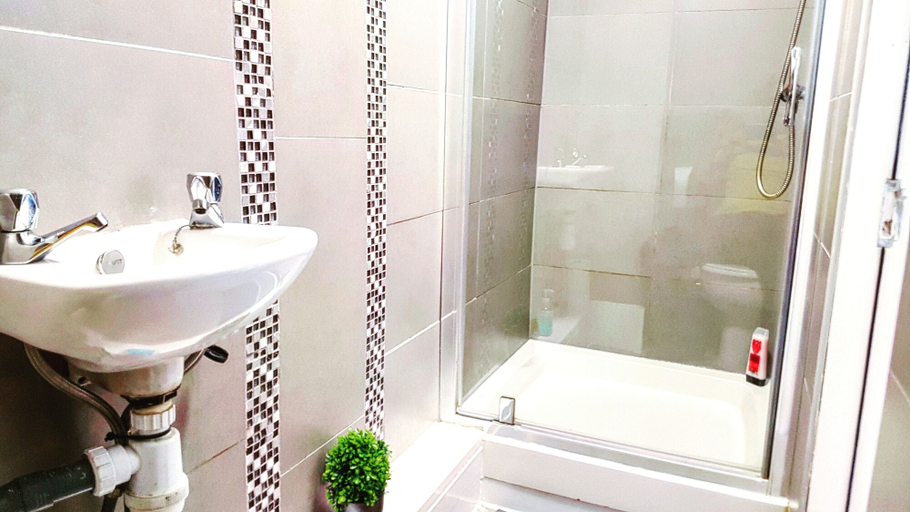 Bathroom 3, Central convenient house, Sefton