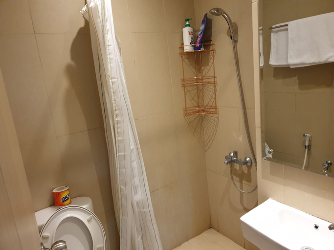 Bathroom 4, Clean & Compact Room at Elpis sun rise view, Central Jakarta