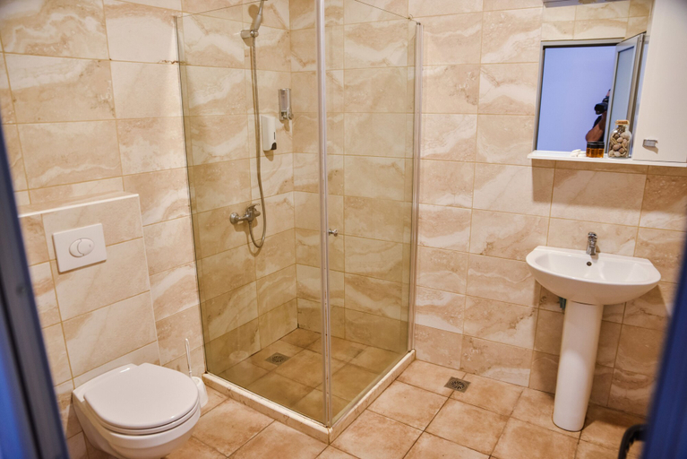 Bathroom 3, Riva