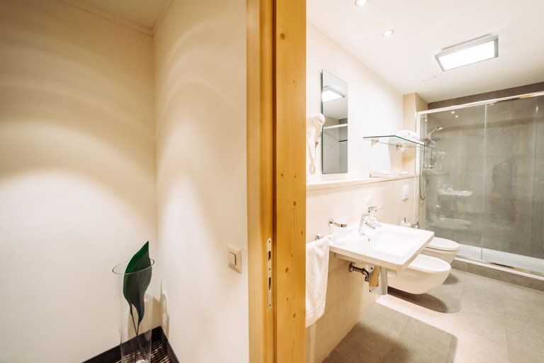 Bathroom 4, Schloss Hotel & Spa Pontresina, Maloja