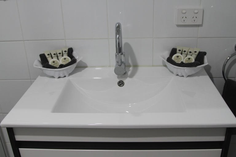 Bathroom 4, Sleepy Hill Motor Inn, Port Stephens
