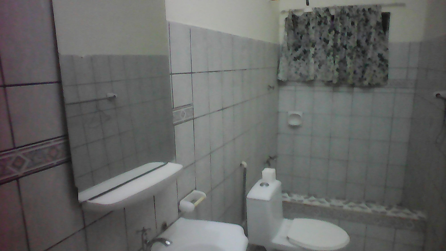 Bathroom 4, Hotel De Zews, Accra
