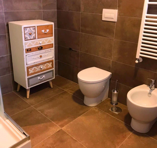Bathroom 5, Home 146, Catanzaro