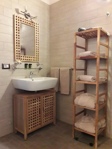 Bathroom 4, Equirelais, Varese