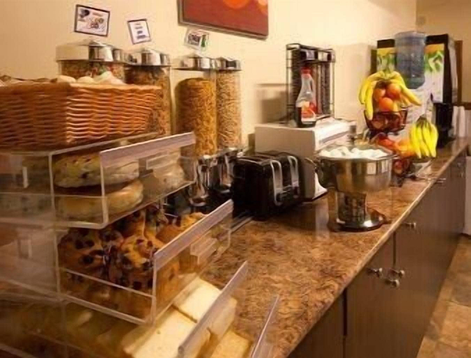 Food & Drinks 5, Days Inn by Wyndham Surrey, Greater Vancouver