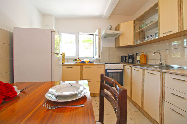 Others 4, House 1402, Pula