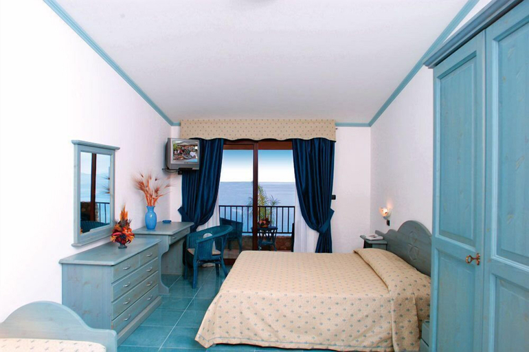 Bedroom 5, Baia Tropea Resort, Vibo Valentia