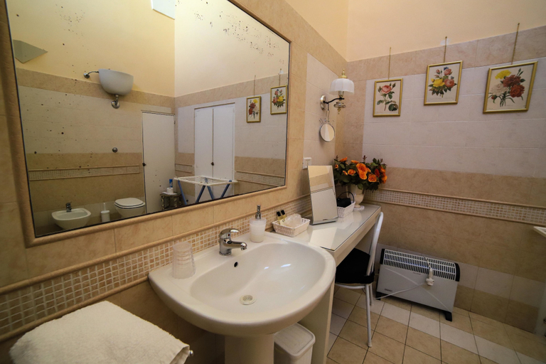 Bathroom 5, Palazzo Barba, Lecce
