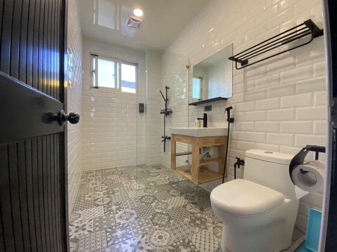 Bathroom 3, 81 Boat, Yilan