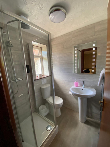 Bathroom 3, Little Foxes Hotel & Gatwick Airport Parking, West Sussex