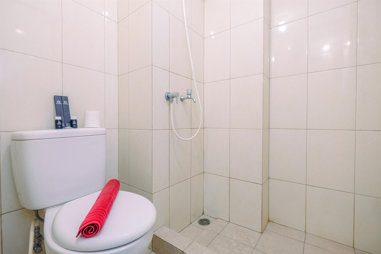 Bathroom 3, Simply Good Studio Room at Springlake Summarecon Apartment, Bekasi