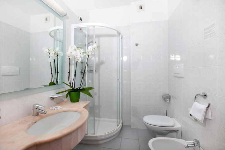 Bathroom 5, Hotel Belvedere, Teramo