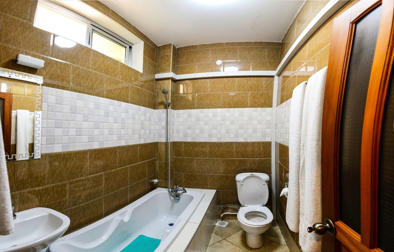Bathroom, Maple Leaf Hotel, Masaka