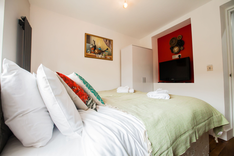 Bedroom 3, Modern Central Richmond Luxury Residence, London