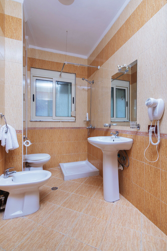 Bathroom 3, Hotel Ibiza, Durrësit