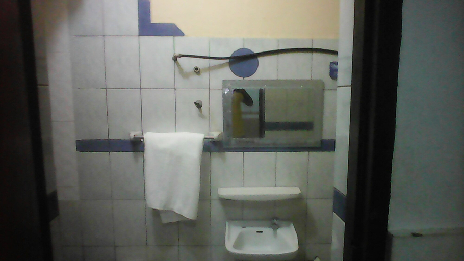 Bathroom 3, Hotel De Zews, Accra