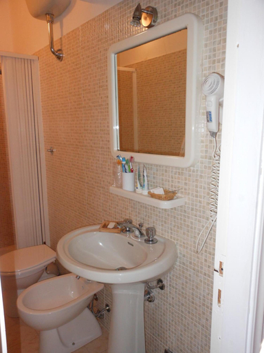 Bathroom 4, Hotel Fiammetta, Livorno