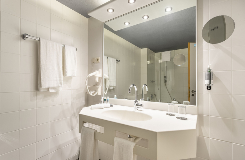 Bathroom 5, Parkhotel Berghoelzchen, Hildesheim