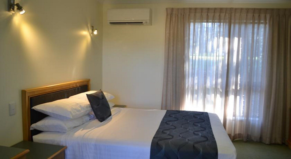 Bedroom 2, West End Motor Lodge, Orange