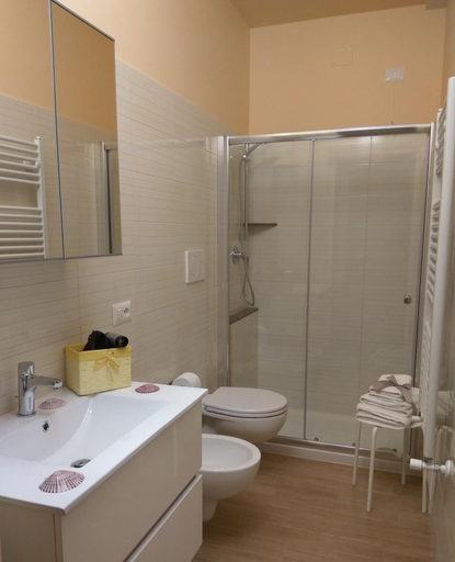 Bathroom 5, Le Camelie, Taranto