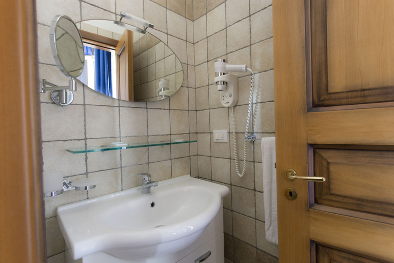 Bathroom 5, Hotel Residence Portoselvaggio, Lecce