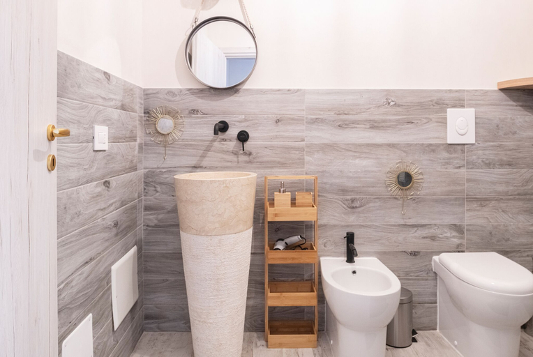 Bathroom 5, A Calata, Syracuse