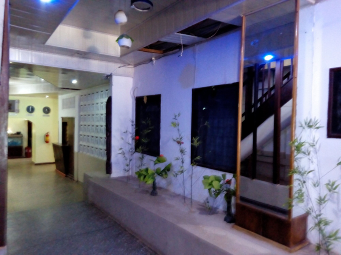 Others 5, Hotel De Zews, Accra