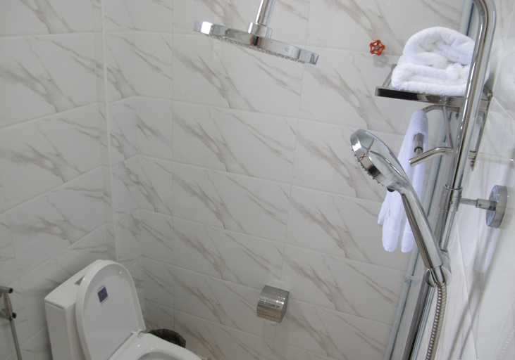 Bathroom 4, Shwe Pe Ti Hotel, Mandalay