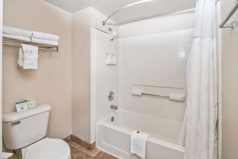 Bathroom 5, Days Inn by Wyndham Lebec, Kern