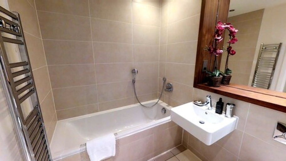 Bathroom 3, Signet Apartments - Ceres, Cambridgeshire